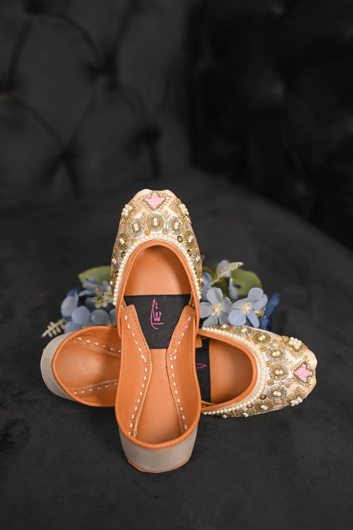 Embroidered off-white Khussa